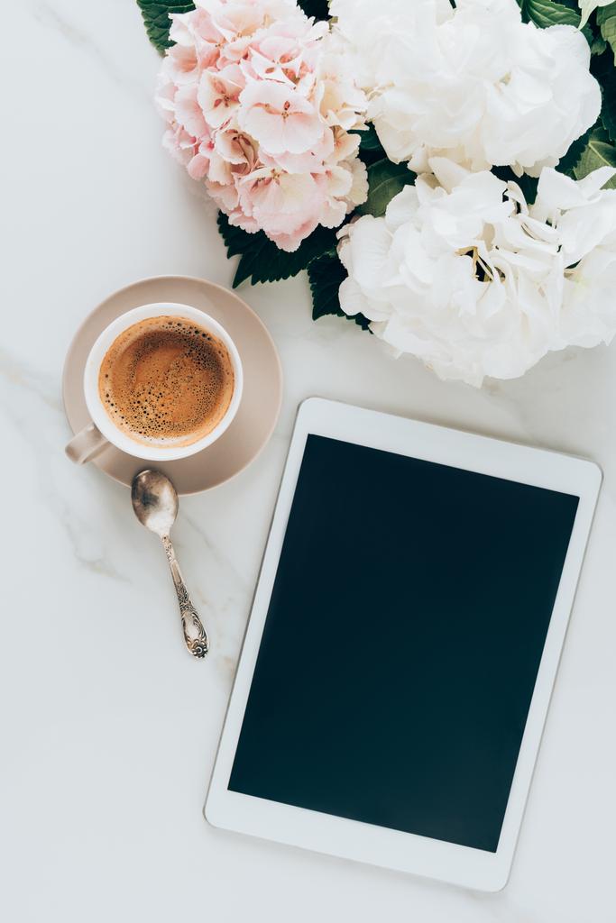 felülnézet csésze eszpresszó kávé, virágok hortensia, digitális tabletta-val üres képernyő, márvány felületre - Fotó, kép