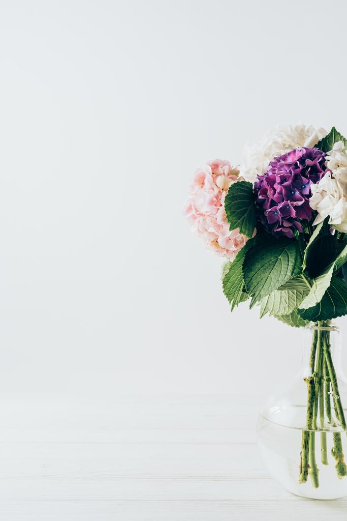 värikäs kukkivat kukat hortensia lasi maljakko, valkoinen
 - Valokuva, kuva