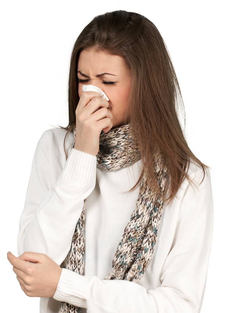 Zieke jonge vrouw blazen neus - geïsoleerd - Foto, afbeelding