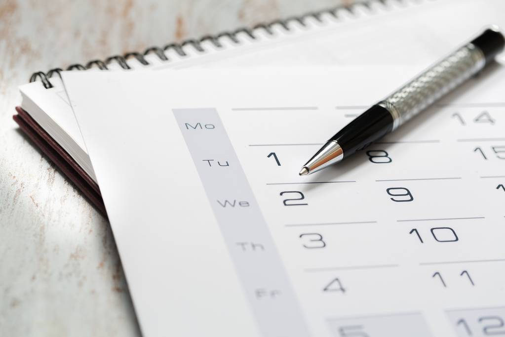 Шаблон календаря организатора с ручкой на столе
 - Фото, изображение