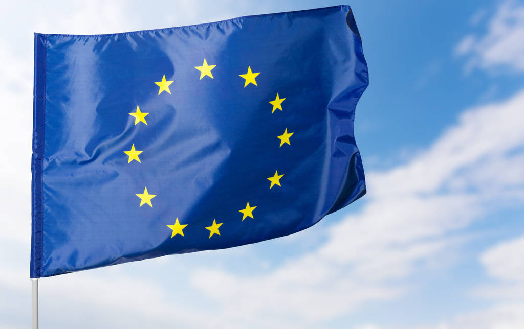 drapeau européen sur fond bleu ciel
 - Photo, image