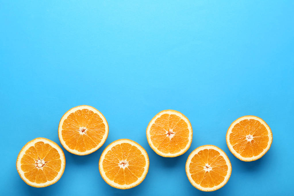 Oranje fruit plakjes op blauwe achtergrond - Foto, afbeelding