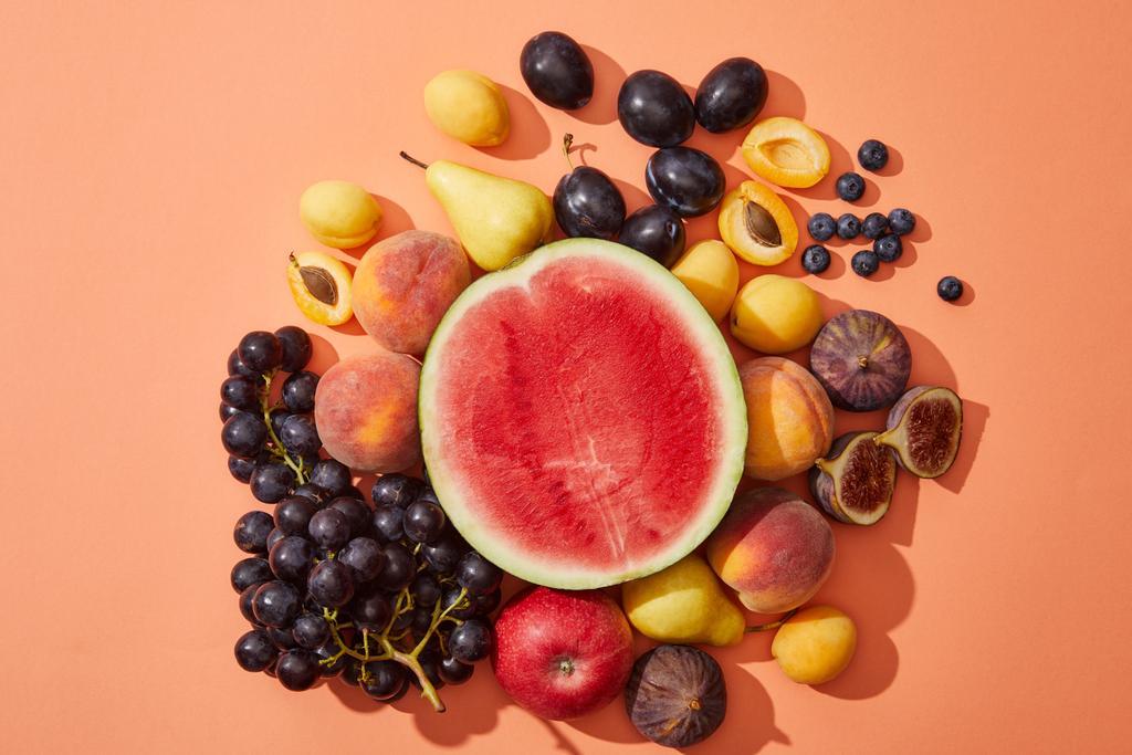Draufsicht auf verschiedene frische reife süße Früchte auf Rot   - Foto, Bild