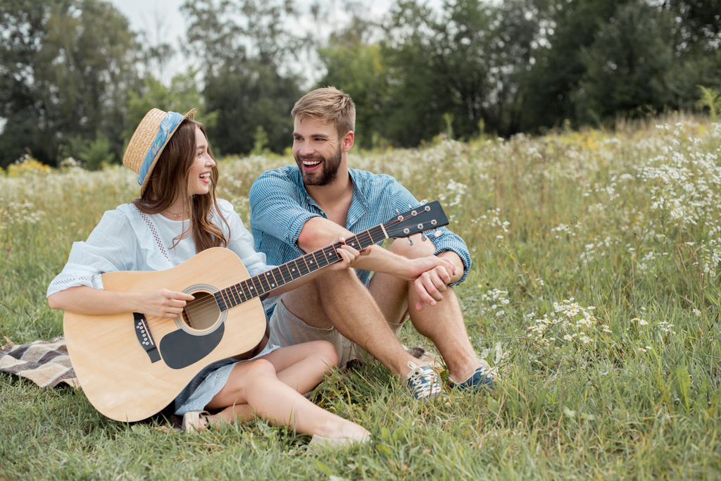 陽気な女性の彼氏に夏に提出でアコースティック ギターを演奏 - 写真・画像