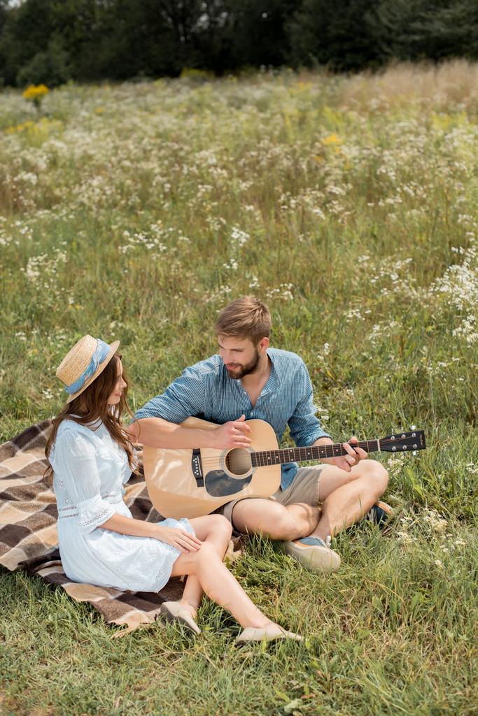 adam kız arkadaşına under yaz aylarında akustik gitar çalmak - Fotoğraf, Görsel