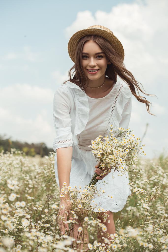 retrato de mujer bonita en vestido blanco con ramo de flores de manzanilla silvestre en el campo
 - Foto, imagen