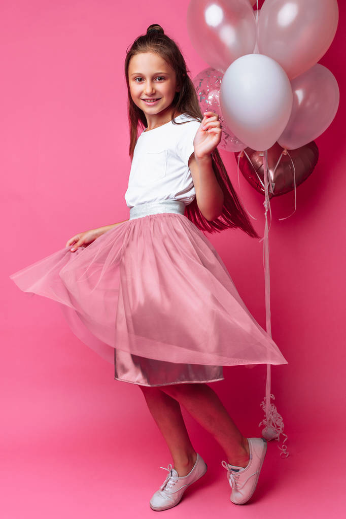 adolescente chica en hermoso vestido en rosa fondo
 - Foto, imagen