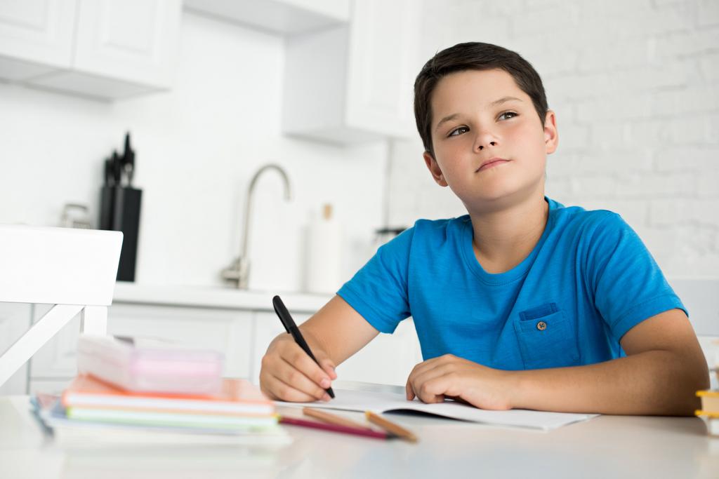 portret chłopca zamyślony, odrabiania lekcji tylko przy stole w domu - Zdjęcie, obraz