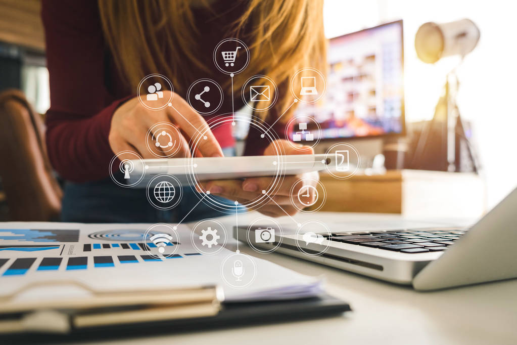  ділова жінка рука працює з ноутбуком, планшетом і смартфоном в сучасному офісі з віртуальною діаграмою іконок в сучасному офісі в ранковому світлі
  - Фото, зображення