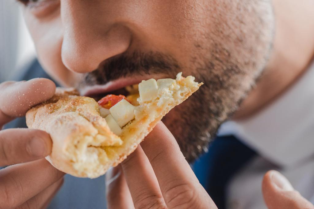 ピザを食べる青年実業家のクローズ アップ ビュー  - 写真・画像