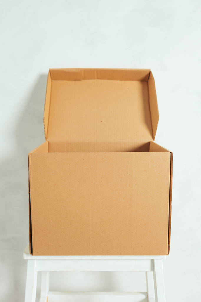 Gran caja de cartón de pie dentro de una habitación
 - Foto, imagen