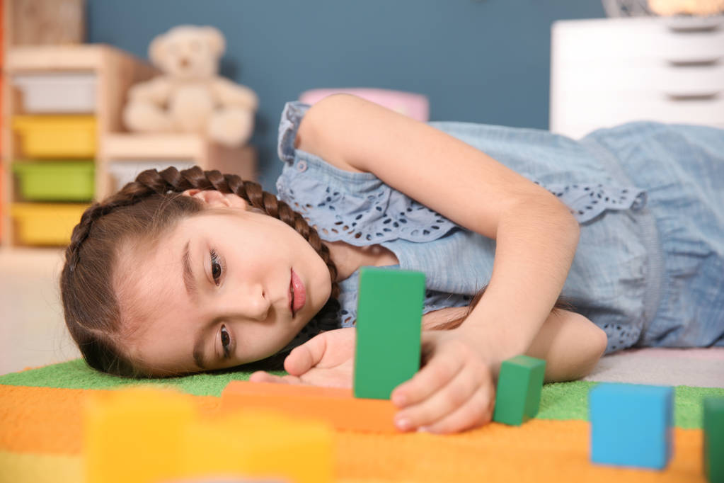 Autistické holčička hraní s kostkami doma - Fotografie, Obrázek