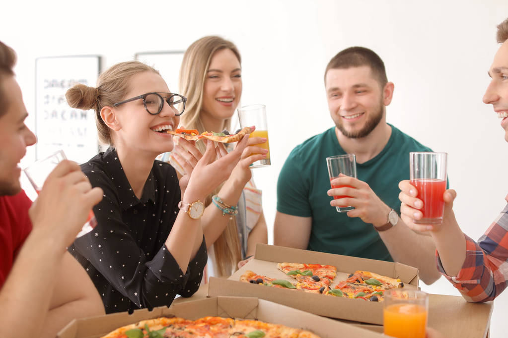 Jonge mensen plezier partij met heerlijke pizza binnenshuis - Foto, afbeelding