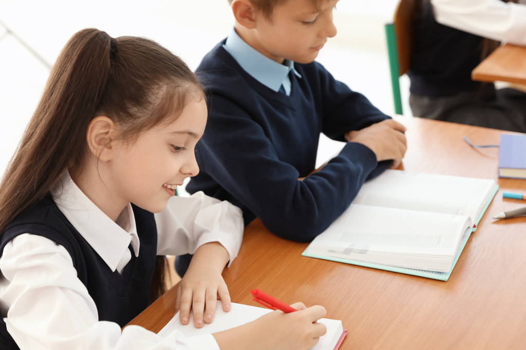 Kleine Kinder im Klassenzimmer. Stilvolle Schuluniform - Foto, Bild