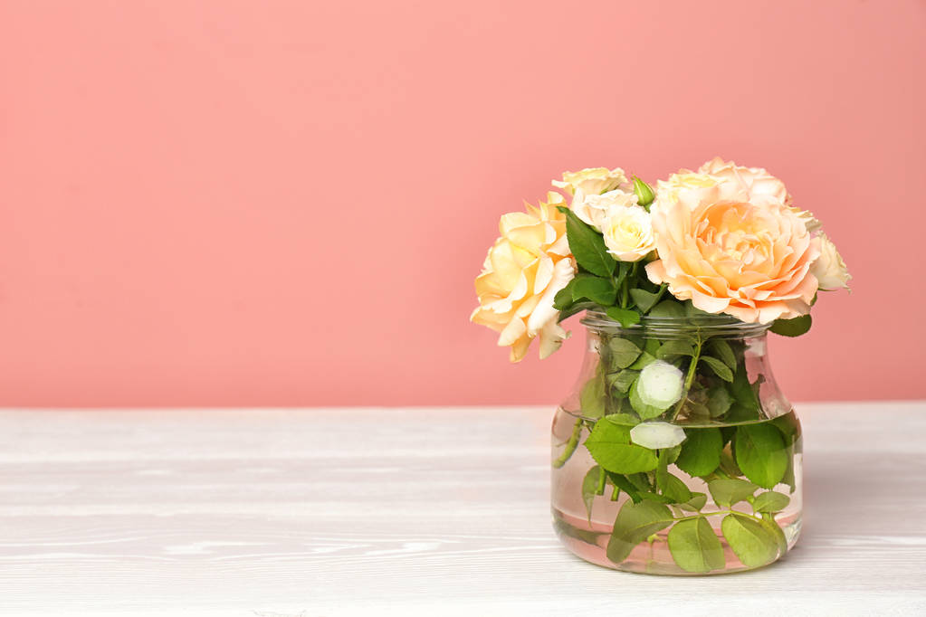 A virágzó virágok asztalra beltéri váza - Fotó, kép