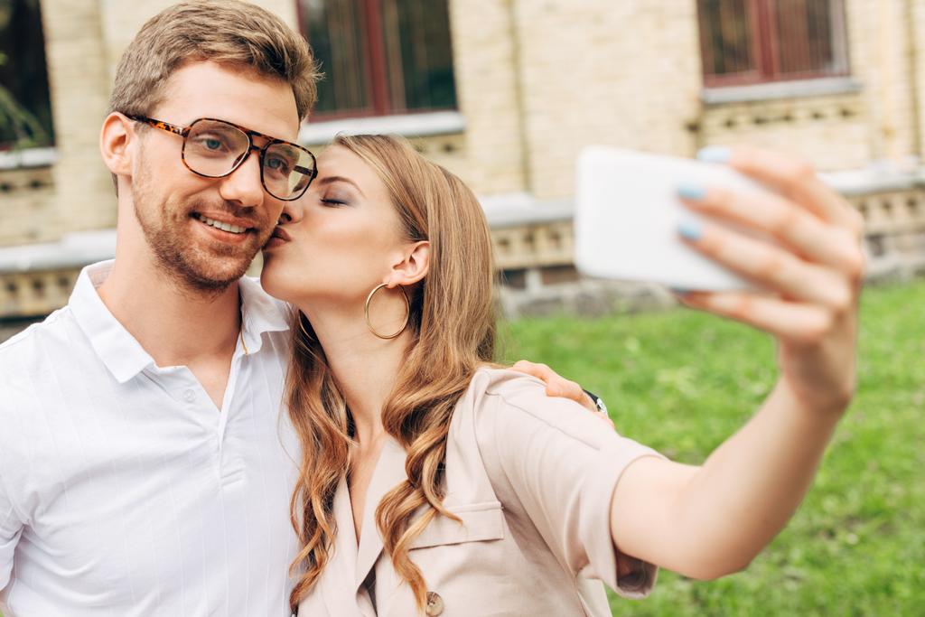 piękna Młoda para biorąc selfie a spędzanie czasu razem w pobliżu starego budynku - Zdjęcie, obraz
