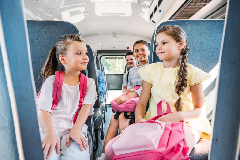 Gruppe glücklicher Schüler fährt bei Schulausflug im Schulbus - Foto, Bild
