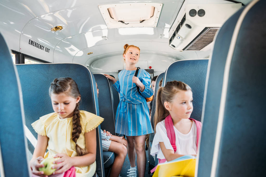 adorables petits érudits en bus scolaire pendant l'excursion
 - Photo, image