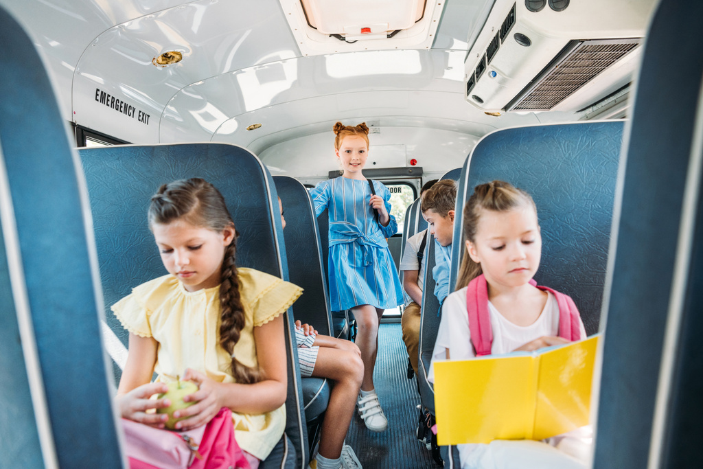 愛らしい小さな小学生の遠足の時に学校のバスに乗って - 写真・画像