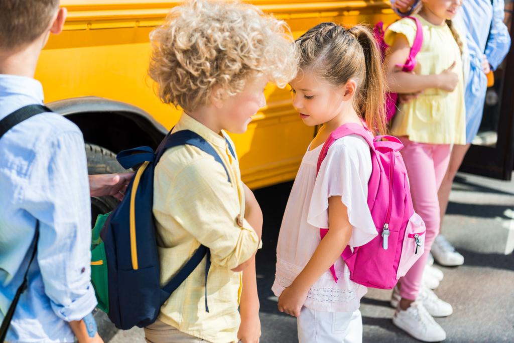 grupo de alumnos adorables de pie cerca del autobús escolar
 - Foto, Imagen