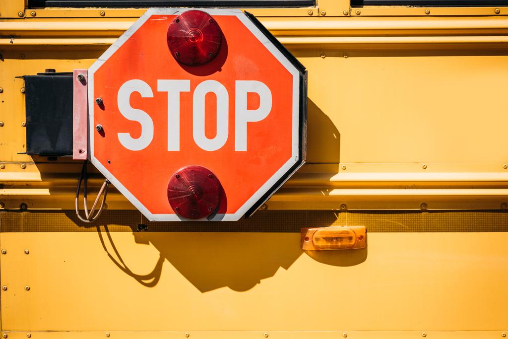 Schüsse auf Schulbus mit Stoppschild - Foto, Bild