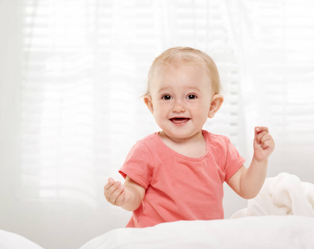 mosolygós baba gyerek ágy - Fotó, kép