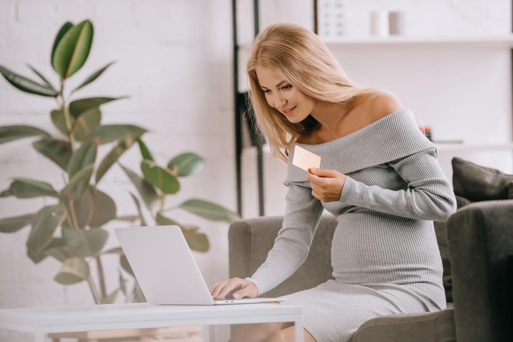Kobieta w ciąży z karty kredytowej i laptopa w domu zakup towarów online - Zdjęcie, obraz