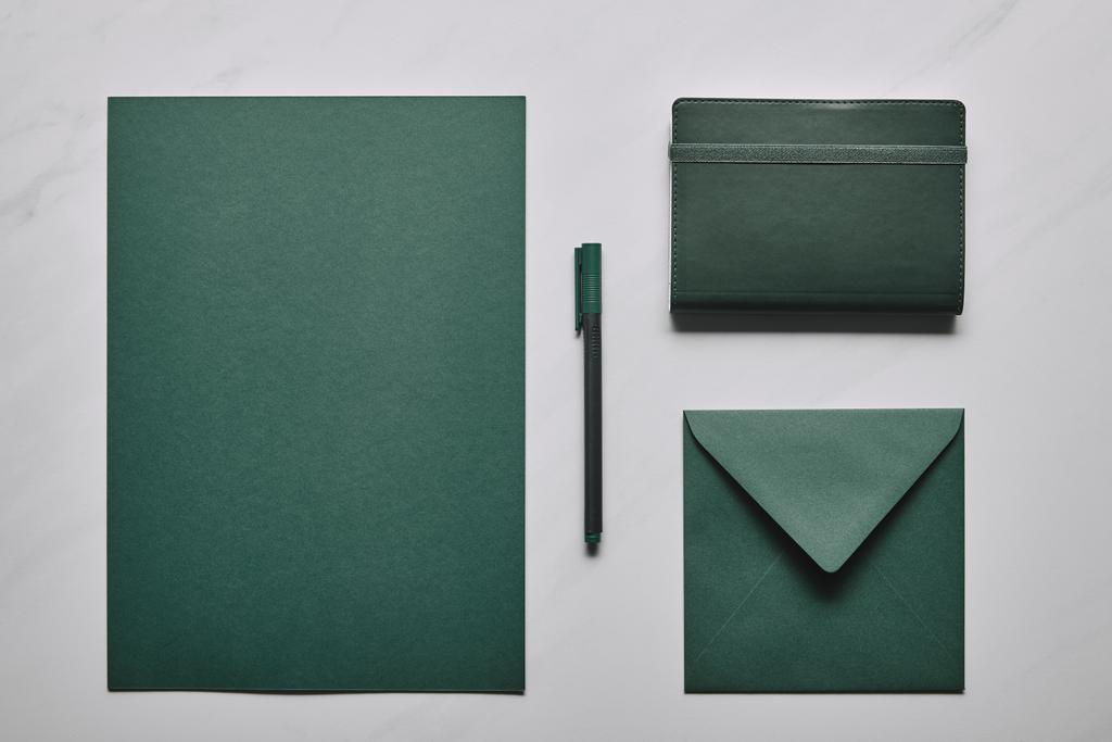 Makiety szablon dla list w zielony kolor na białym tle marmurowych - Zdjęcie, obraz
