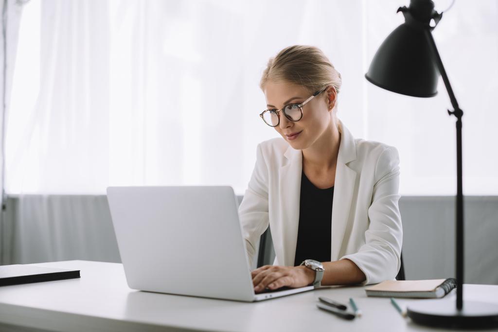 portrait de femme d'affaires travaillant sur ordinateur portable sur le lieu de travail au bureau
 - Photo, image
