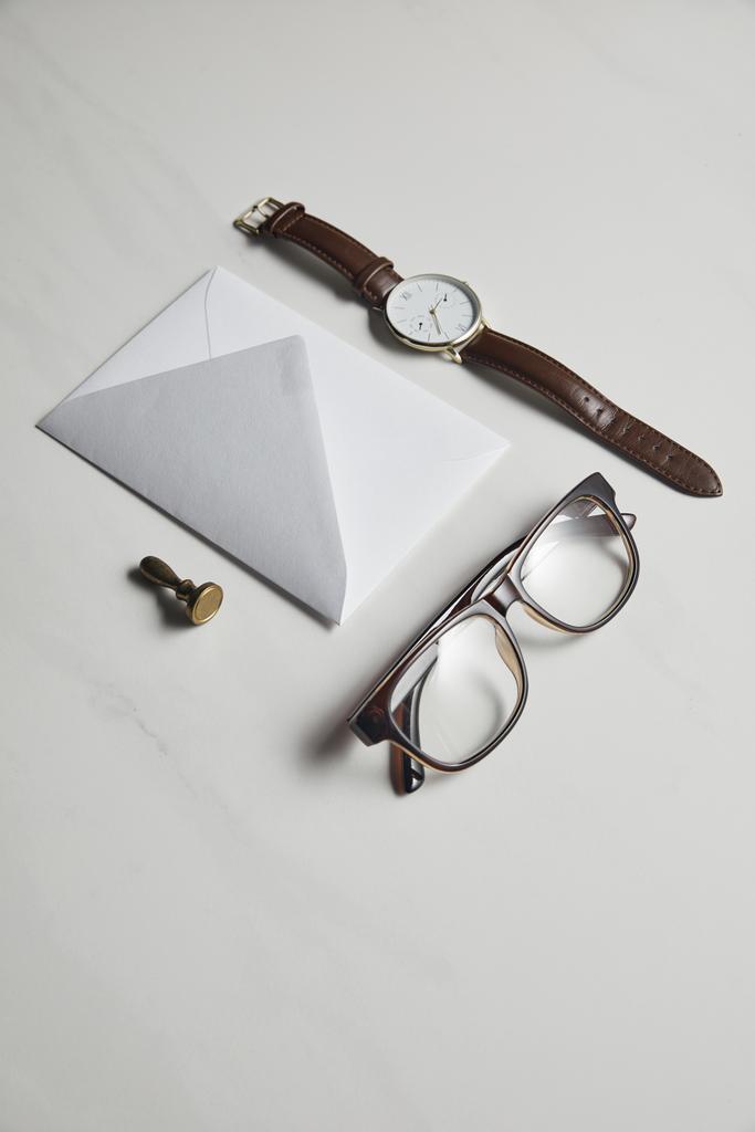 Plantilla de papelería con reloj y gafas sobre fondo de mármol blanco
 - Foto, Imagen