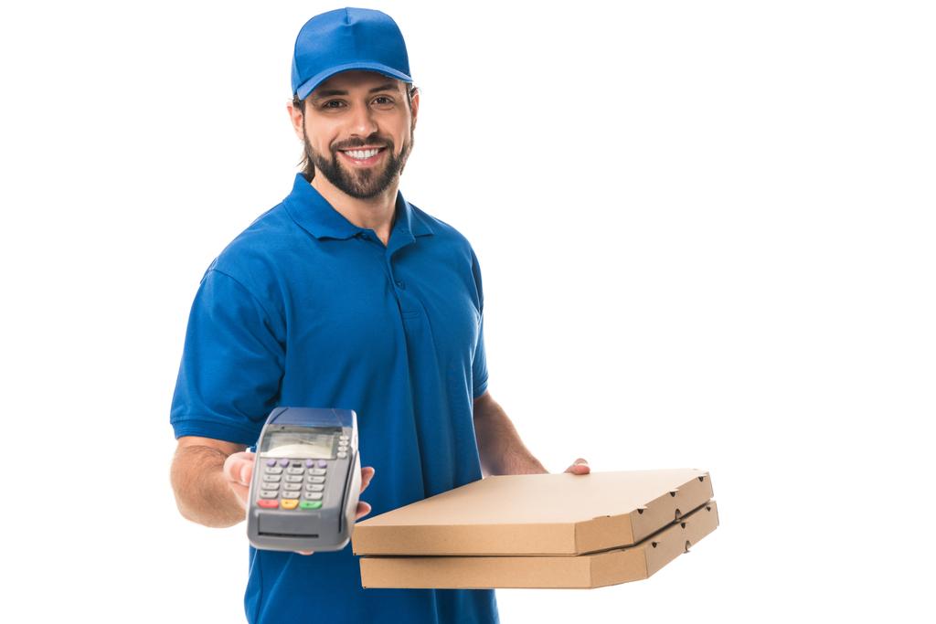 Gelukkig levering man met vakken met pizza en betaalterminal geïsoleerd op wit - Foto, afbeelding