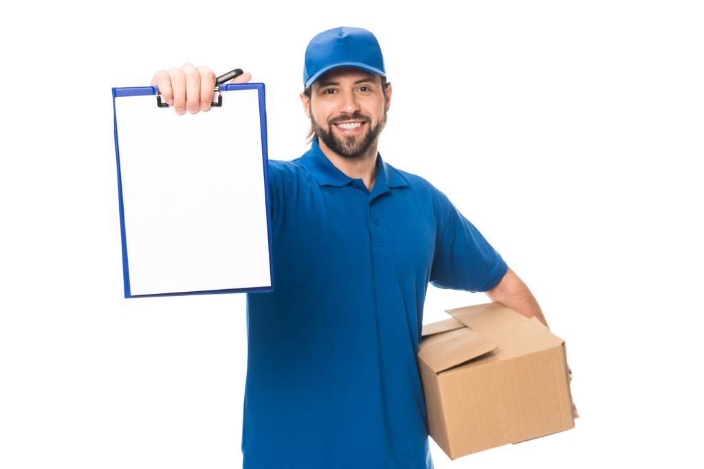 красивий щасливий молодий чоловік доставки тримає картонну коробку і порожній кишеню ізольовані на білому
  - Фото, зображення