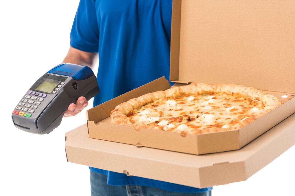 обрізаний знімок доставки людина тримає піцу в коробках і мобільний термінал ізольовано на білому
 - Фото, зображення