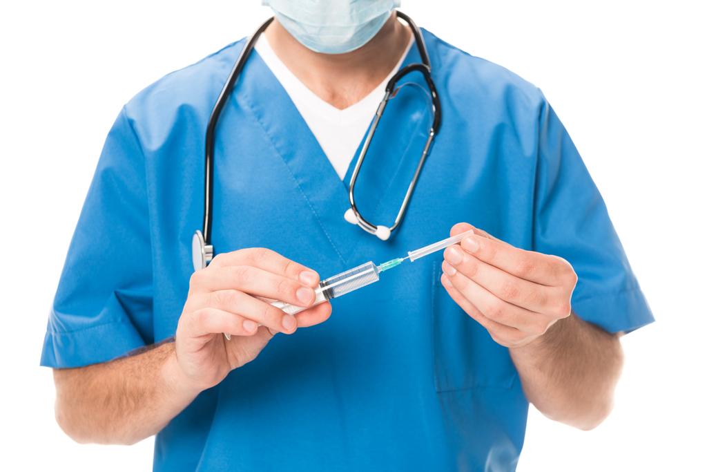 oříznuté shot doktora lékařských maska držte stříkačku izolované na bílém - Fotografie, Obrázek