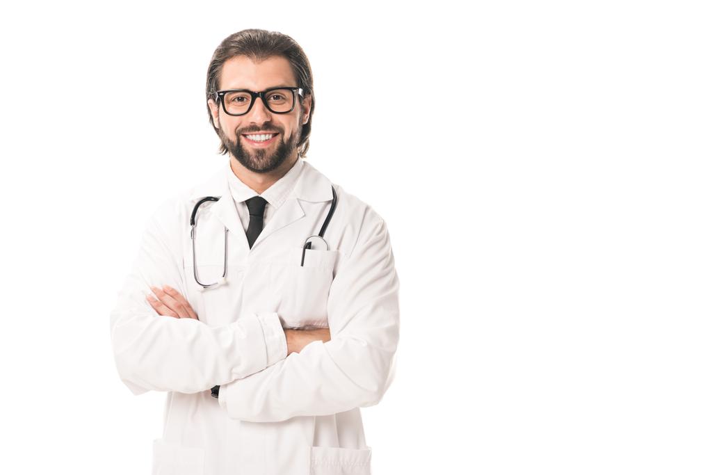 bel dottore in occhiali e cappotto bianco in piedi con le braccia incrociate e sorridente alla fotocamera isolata su bianco
 - Foto, immagini