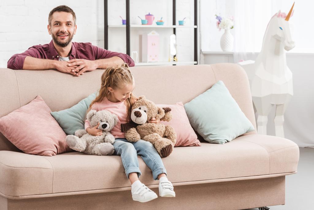padre e figlia si divertono sul divano
 - Foto, immagini