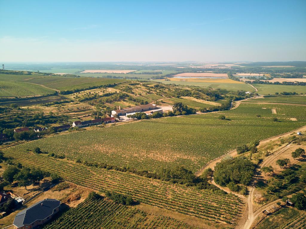 Vista aérea da paisagem com campos e edifícios, República Checa
 - Foto, Imagem