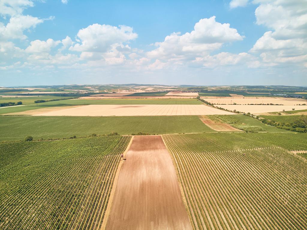 Vue aérienne du paysage avec champs et ciel bleu avec nuages, République tchèque
 - Photo, image