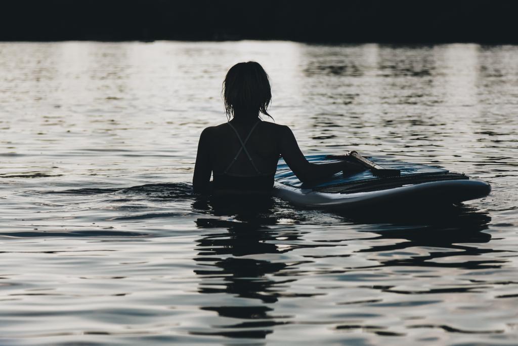 silhouette di donna in acqua con pedana
   - Foto, immagini