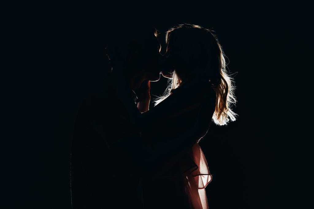 silhouettes de couple passionné embrasser dans l'obscurité
 - Photo, image