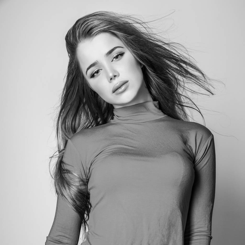 Young sensual model woman pose in studio. Black-white photo. - Photo, Image