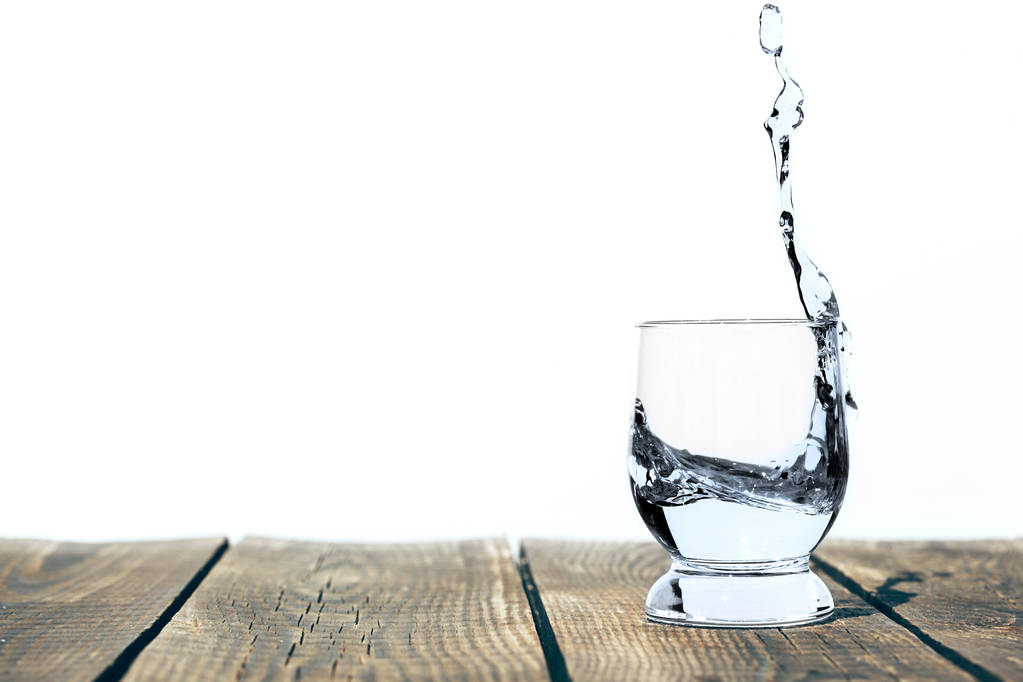 вода в склянці на дерев'яній підлозі
 - Фото, зображення
