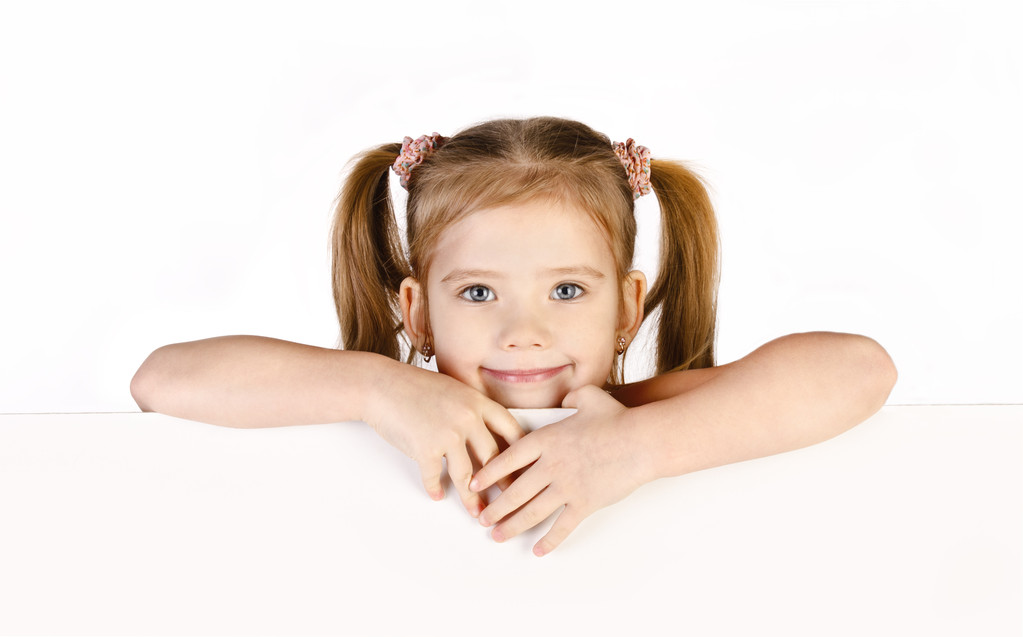 Hymyilevä söpö pieni tyttö eristetty
 - Valokuva, kuva