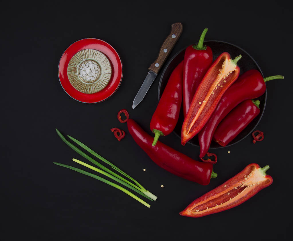 Čerstvé červené papriky na černý stůl - Fotografie, Obrázek