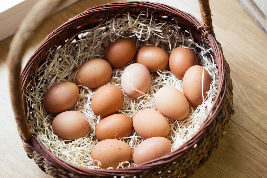 Shot z čerstvých kohout vejce v košíku v bio obchodě - Fotografie, Obrázek