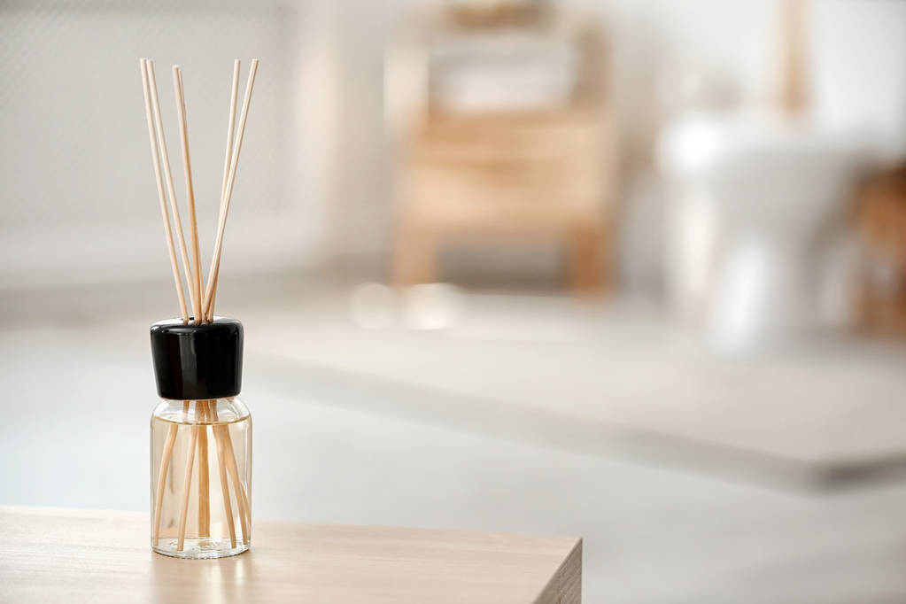 Reed aromático purificador de ar na mesa contra fundo desfocado
 - Foto, Imagem