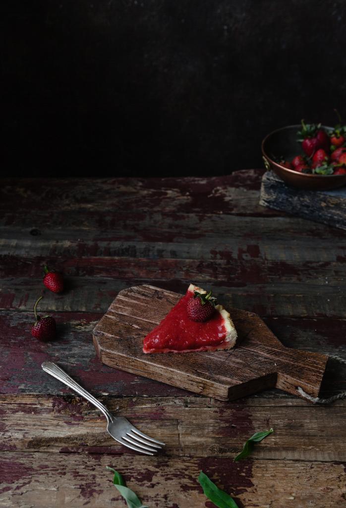 кусок клубничного пирога и вилки на деревянном столе
 - Фото, изображение