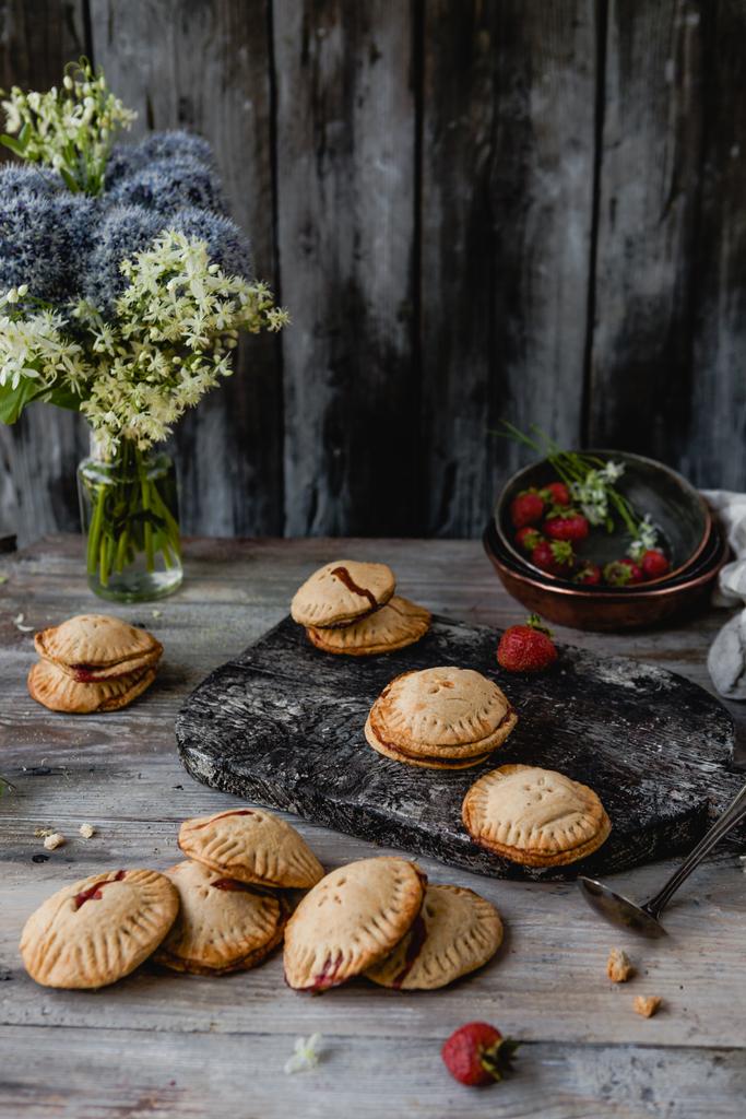 deliciosas galletas con fresas en mesa de madera
 - Foto, Imagen