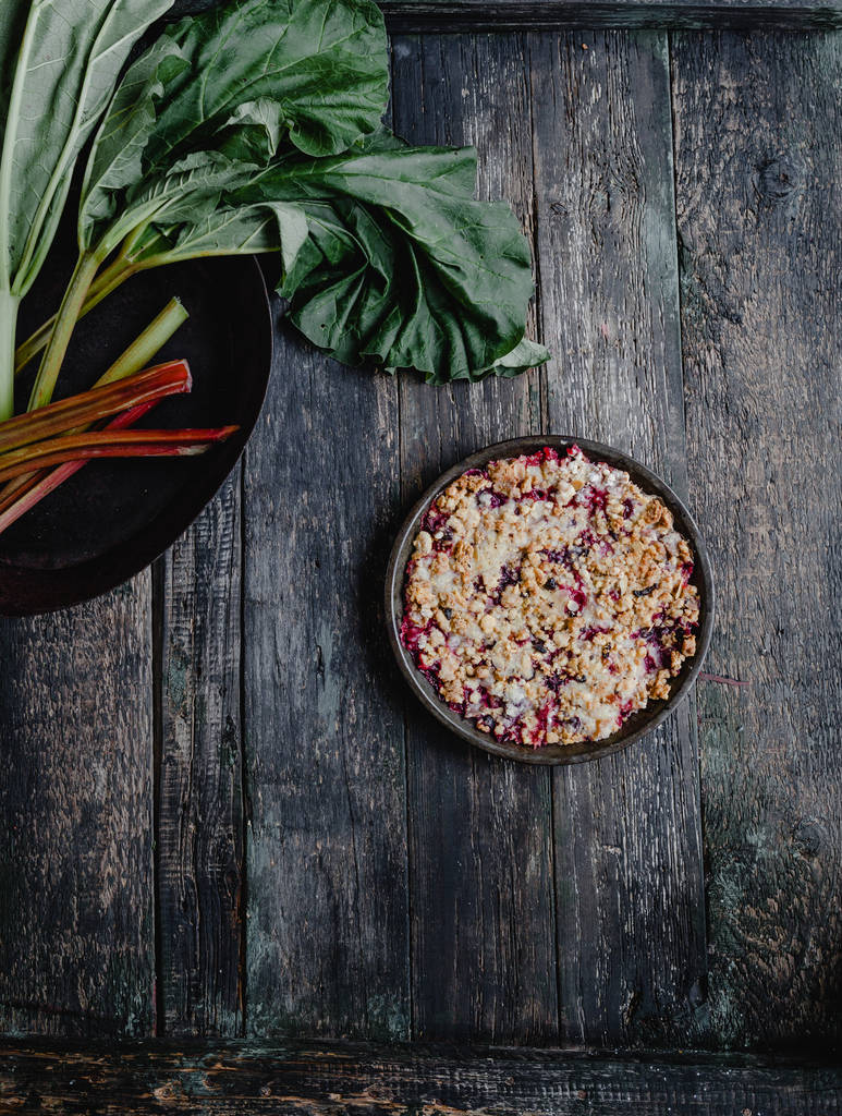 повышенный вид на вкусный пирог с ягодами и ревенем на деревянном подносе
 - Фото, изображение