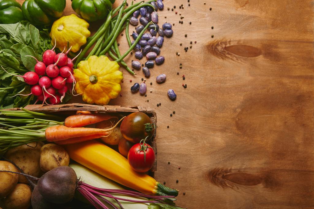 Organiczne surowe warzywa w koszyku na drewnianym stole - Zdjęcie, obraz